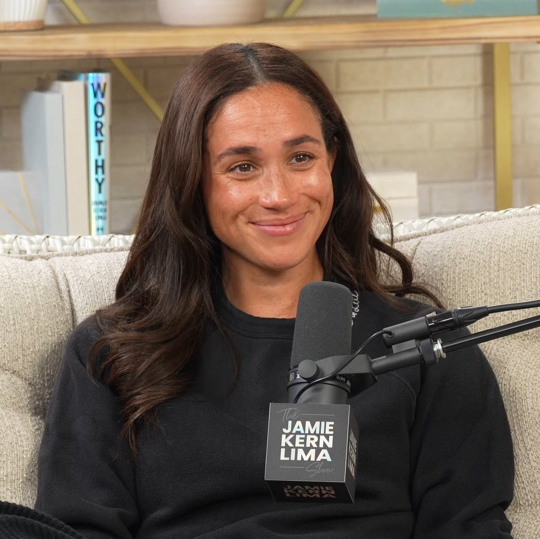 the fact that meghan isn't even wearing any make up? see that's how you naturally glow when you're unproblematic