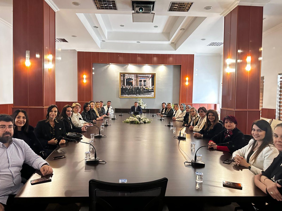 EİT 2025 Erzurum Turizm Başkenti
Palandöken Ekonomi Forumu toplantılarına katılmak üzere Erzurum’da bulunan iş insanı ve toplum gönüllüsü Monik İPEKEL ve beraberindeki heyet Kaymakamımız Sn.Yusuf Durani DİNÇ’e makamında  ziyarette bulundular.