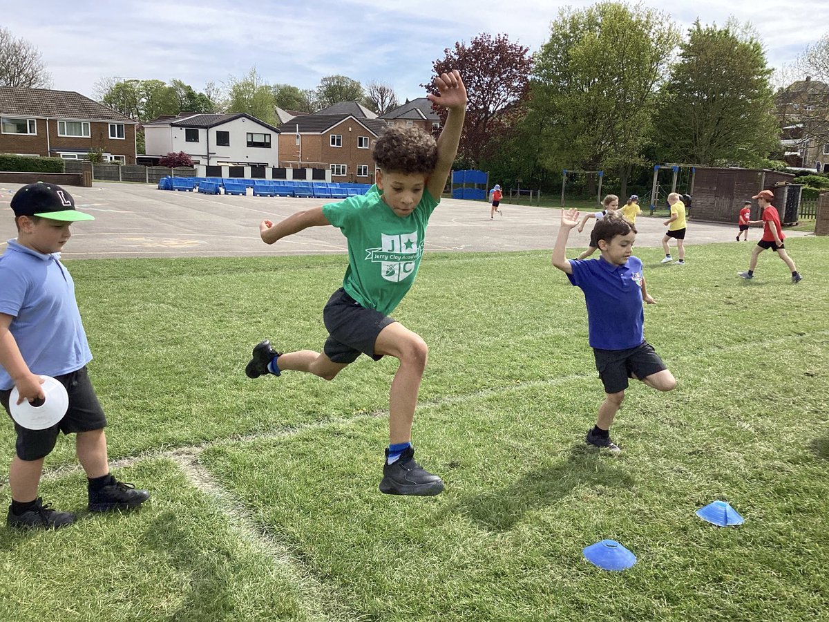 JCAWakefield's tweet image. Some great actions shots from Year 2’s PE session today! Beforehand, we watched different athletes complete the long jump and then practised using their technique. We focussed on using our arms to help our momentum in the air ⁦@JcaPhysicalEdu⁩ #longjump