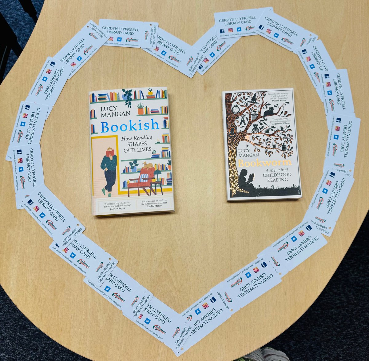 Yn ddigywilydd mewn cariad â llyfrau!
Dathlwch eich cariad at lenyddiaeth gyda'r ddau lyfr teimladwy hyn yn anrhydeddu popeth sy'n llawn llyfrau

Shamelessly in love with books!
Celebrate your love of literature with these two touching books honouring everything bookish
#Bookish