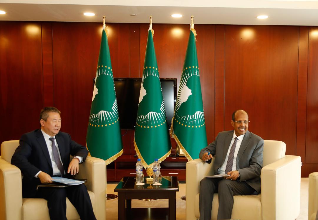 African Union (@_africanunion) on Twitter photo H.E. <a href="/ymahmoudali/">Mahmoud Ali youssouf</a>, the Chairperson of the AU Commission met with the <a href="/UN/">United Nations</a> Special Envoy for the Great Lakes Region, Mr. Huang Xia, to exchange on mediation efforts in Eastern DRC & the broader region. They underscored the importance of ensuring regional & international H.E. <a href="/ymahmoudali/">Mahmoud Ali youssouf</a>, the Chairperson of the AU Commission met with the <a href="/UN/">United Nations</a> Special Envoy for the Great Lakes Region, Mr. Huang Xia, to exchange on mediation efforts in Eastern DRC & the broader region. They underscored the importance of ensuring regional & international