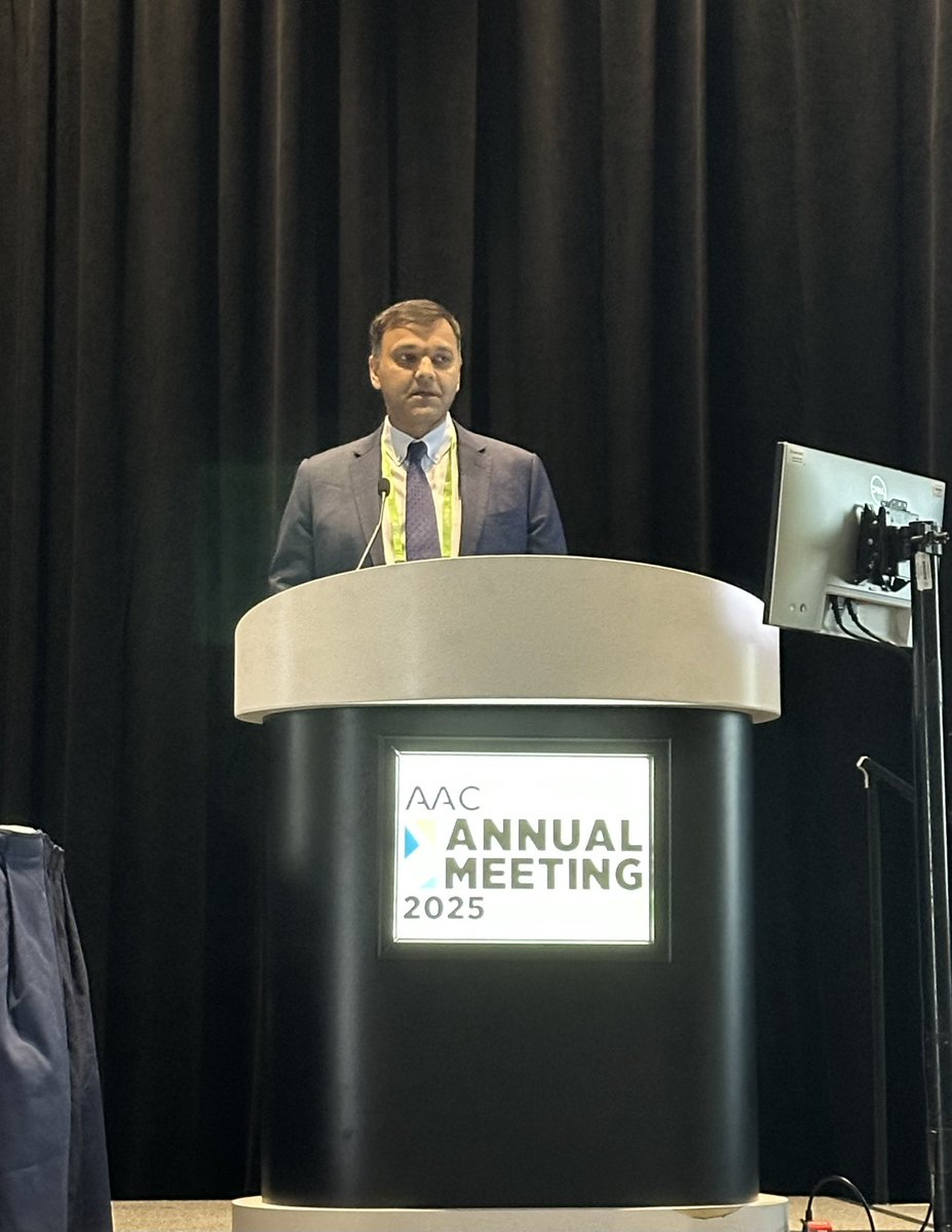 AvanGupta's tweet image. Sarat Chandarlapaty expertly summarizing our work on how underlying genomic instability in breast cancer leads to therapy resistance! Come see me expand on the role of APOBEC3 mutagenesis in these processes tomorrow morning at #AACR25!