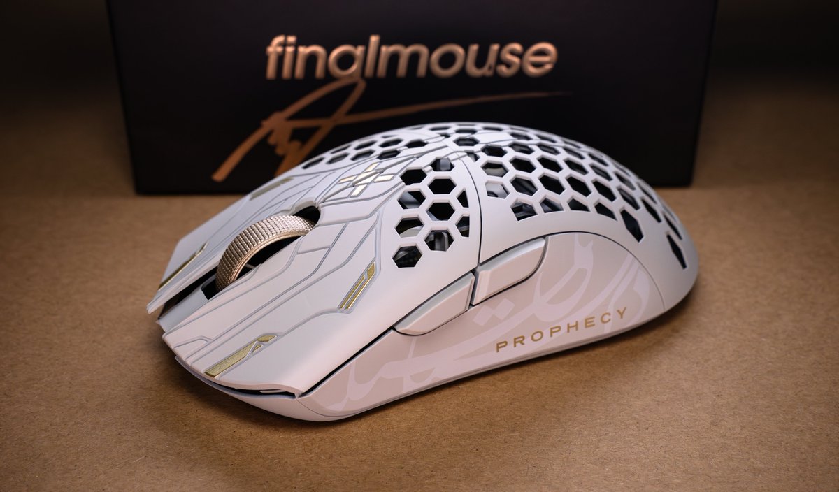 - Finalmouse ULX Prophecy

A la base je devais faire une plus belle photo que ça, mais j'ai décidé que la mettre sur un bout de carton était plus approprié. Review asap