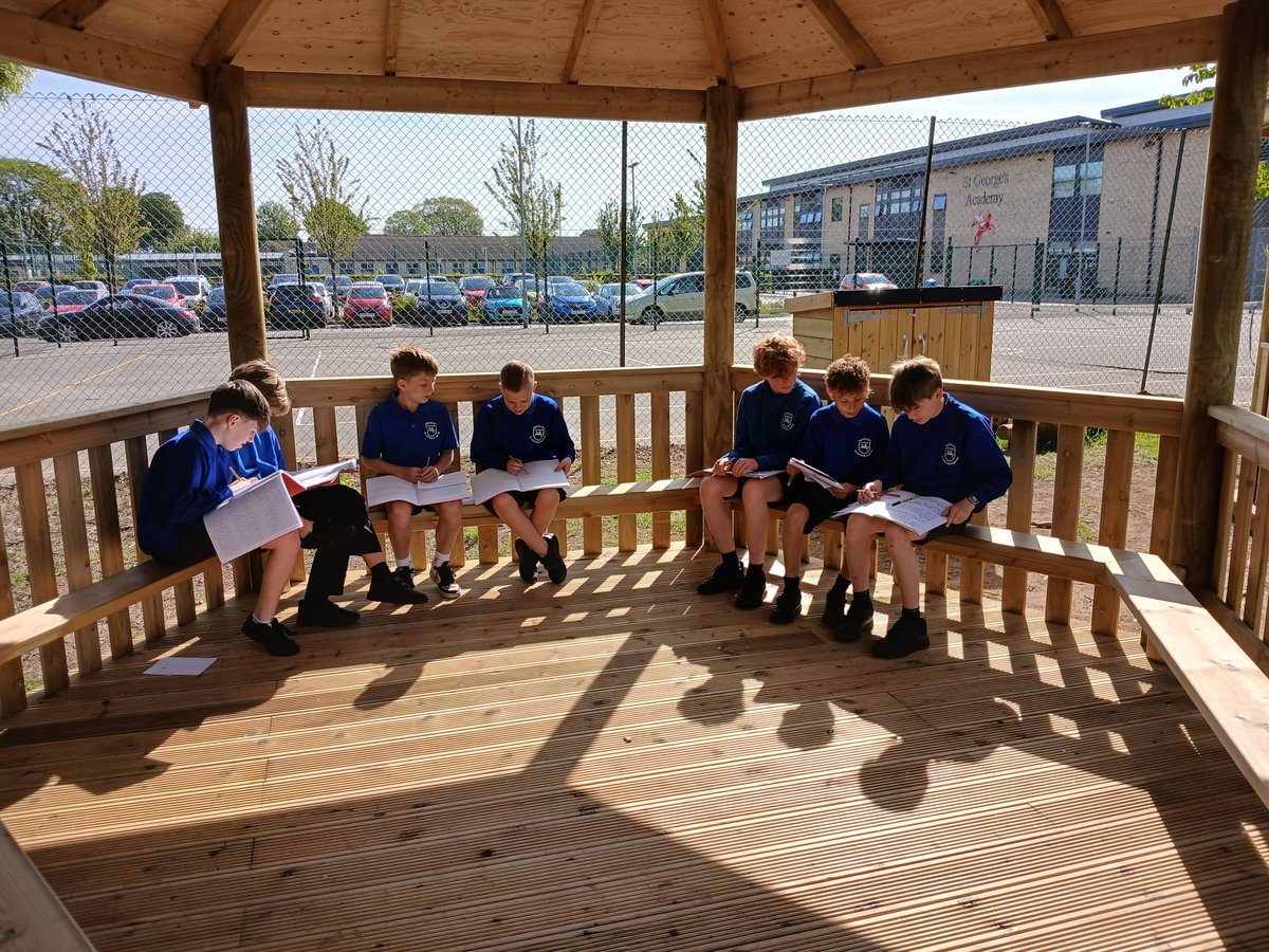 Year 6 today, peer editing their writing and working hard to improve our work! The sunshine helped 😉
💙🤩📚🌞