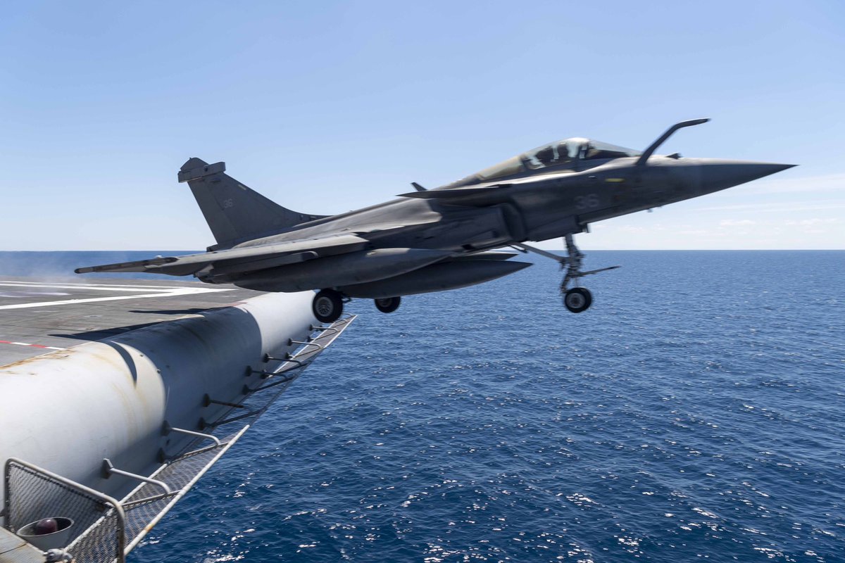 top_force's tweet image. ⚓️🇫🇷🇮🇳 L'avion de #ChasseEmbarquée #Rafale 🇫🇷#CATOBAR (Catapult Assisted Take-Off but Arrested Recovery) souhaite la bienvenue au chasseur embarqué #Rafale 🇮🇳 #STOBAR (Short Take-Off But Arrested Recovery)