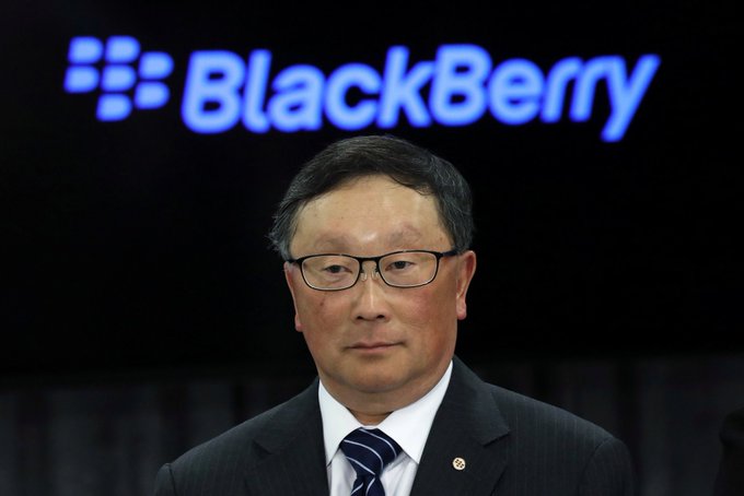 En 2013, BlackBerry perdía 1 mil millones de dólares por trimestre.

Nadie compraba sus teléfonos, y todos pensaban que estaban acabados.

Pero su nuevo CEO tomó UNA decisión que los relanzó en un sector inesperado.

Aquí está el regreso más impactante de la historia: