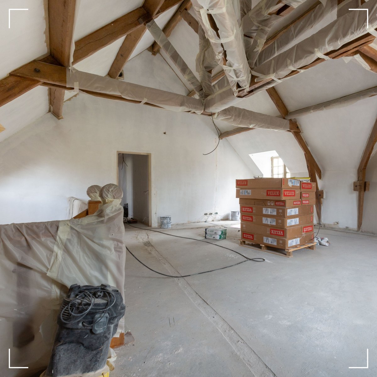 Renoofficiel's tweet photo. Hello l'équipe, 

Chez RENO, on fait aussi beaucoup de travaux structurels (création de chiens assis, surélévation, extension, installation de PAC). Naturellement, nous nous chargeons des démarches administratives pour obtenir les acceptations, comme ici ! :D 
#RénovationIDF https://t.co/9H6lSme0Z0