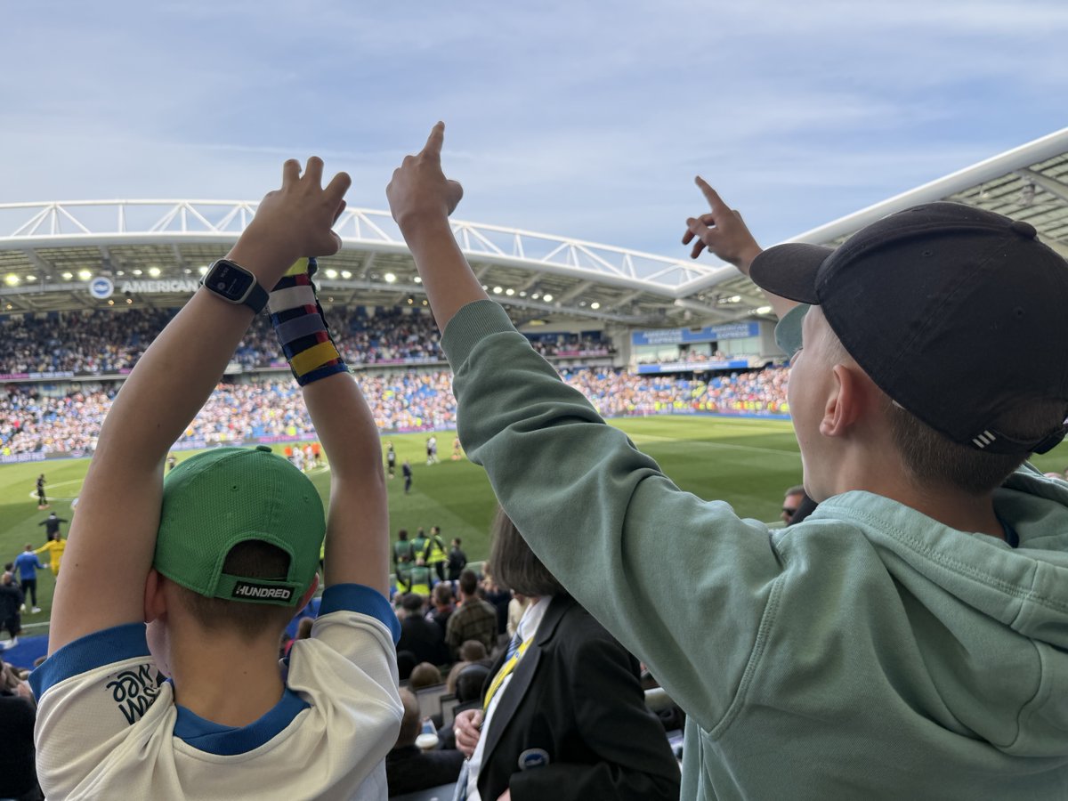 Arthur, a 10-year-old player in our disability football programme, was given free tickets to watch our 3-2 win over West Ham alongside his brother! Thanks to <a href="/SnickersUKcom/">SnickersUK.com</a> for the kind donation. 💙

#AlbionWish