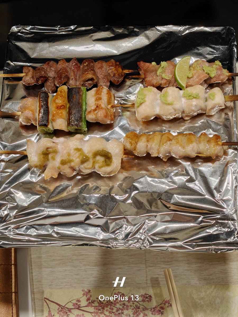 今天在曼谷吃了四顿，三个米其林必比登🤡一个日本烧鸟
- Sae Phun 云吞面好看更好吃，小排骨肉味很浓软烂脱骨，非常推荐
-  Thai Tham pork brain Gao Lao soup 猪杂汤，主要是猪脑、猪杂啥的，很干净基本没啥腥味，我是第一次吃猪脑口感很奇特 
-  Thipsamai Padthai Pratu Phi