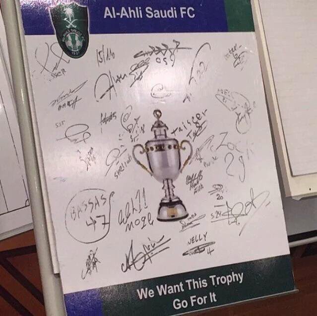 ReoAlOtaibi's tweet photo. 2016 لاعبين الاهلي وقعوا على صورة الدوري 
وبنهاية الموسم حققوها 

2025 لاعبين الاهلي يعيدون نفس السيناريو 
ويوقعون على صورة دوري ابطال النخبة .. 

💚😞 https://t.co/s8HArqr7pK