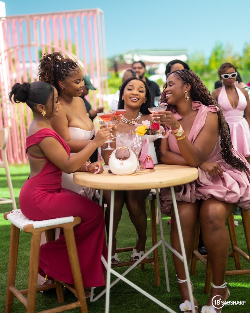 IpelengRSelepe's tweet photo. A new era of indulgence and sophistication,💅🏿 The pink table is more than just a table , it’s out of the ordinary, a place to connect and stand out from the crowd!🌸🎀
#ThePinkTable https://t.co/XwcA7ltUT9
