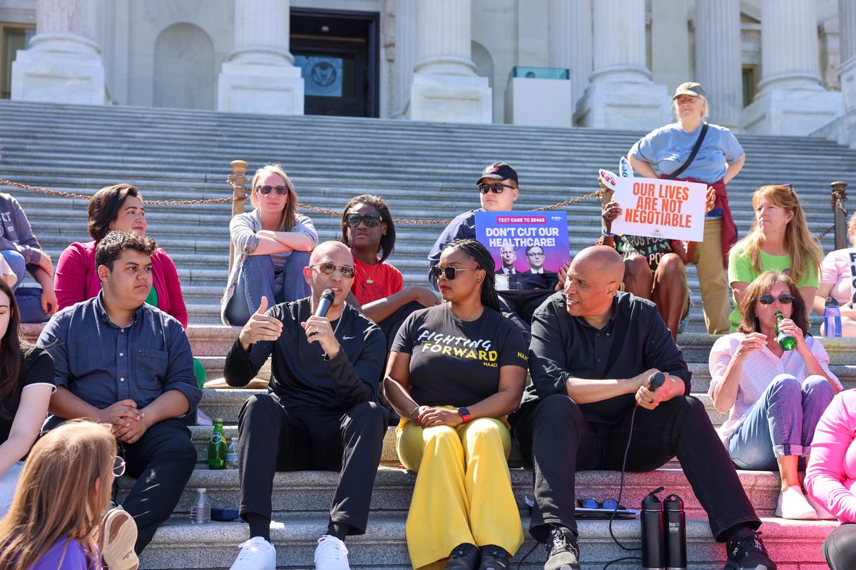 dcnaacp's tweet photo. Standing in solidarity and demanding better. Our communities deserve investments, not cuts. The fight for justice never stops.
Our Branch President @Carmel_Henry joined @CoryBooker and @RepJeffries for their Urgent Conversation with the American People.
#NAACPDC #GoodTrouble https://t.co/Le1FlsUtwQ
