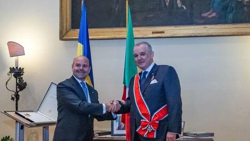 Cerimonia di consegna dell’Onorificenza di Cavaliere di Gran Croce dell’Ordine della Stella d’Italia al dottor Ion Bazac presso la Residenza d’Italia a Bucarest