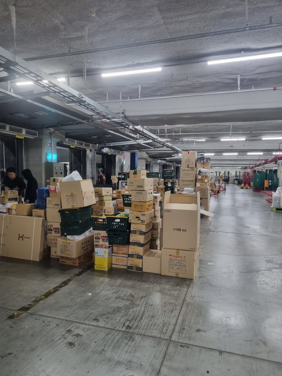 정말로 가슴이 뜨거워져 가만히 있을 수가 없었습니다!
친구가 센터장으로 있는 물류센터에 일당 30 받기로 하고 알바하고 있습니다
우리 상임고문님 하고 싶은거 다하십시요 젖먹던 힘까지 다하겠습니다