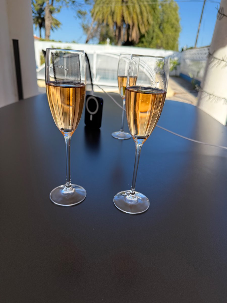 #Stromausfall 
Mittendrin statt nur dabei. Wichtig ist jetzt, dass
die gekühlten Getränke vorm Hitzetod gerettet werden 😇😎