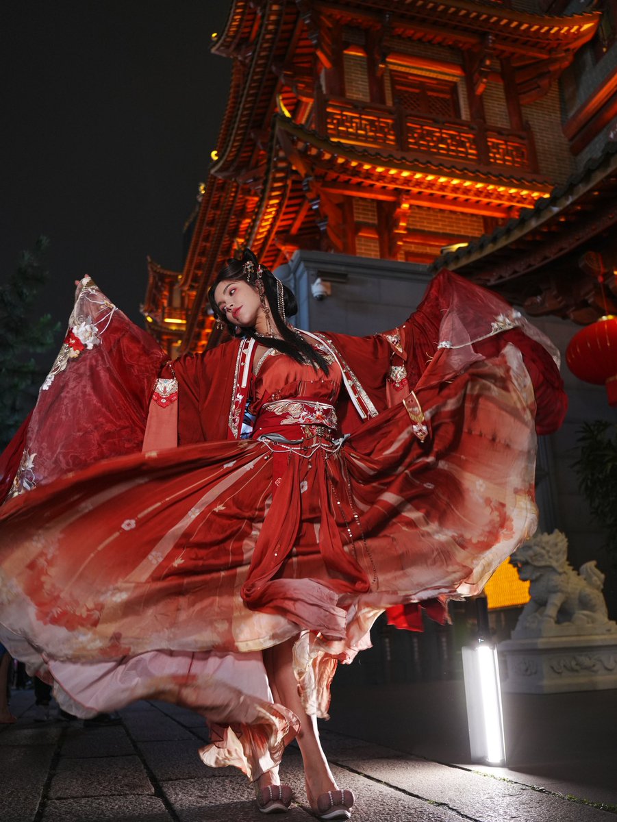 Tremendo orgullo deciros que esto NO es IA.
Os comparto las fotos del #AntesYDespués del #Photoshop:
¿Qué os parece?
El traje que llevo se llama #Hanfu, la vestimenta tradicional china de la etnia Han.
Si queréis vivir esta experiencia como yo, el alquiler cuesta 90€ e incluye: