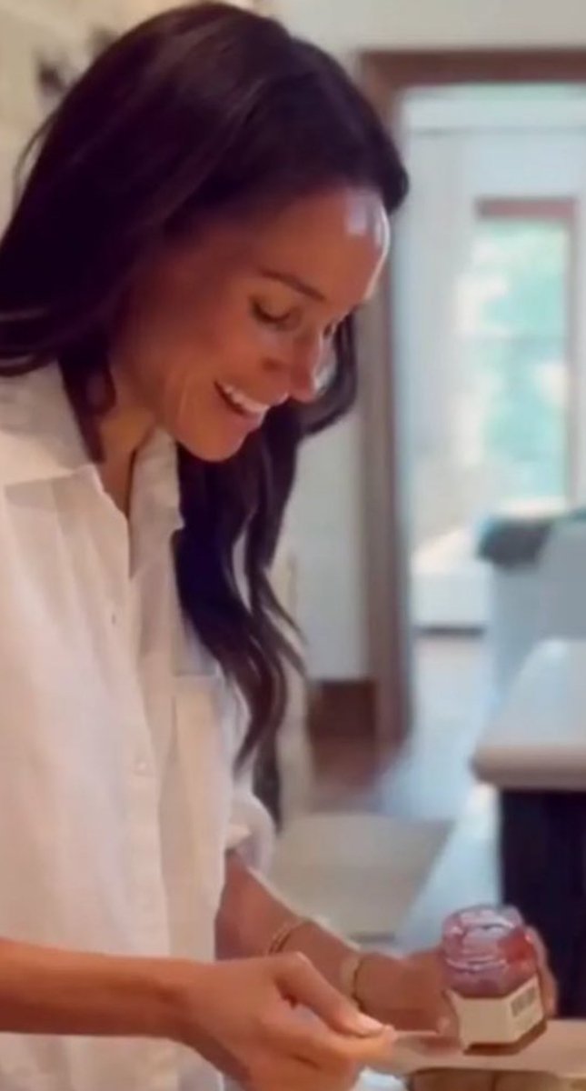 Ok ok ok.. now I KNOW this is a wig! Whoa, it’s sittin’ high! How have I not noticed this travesty?!! #meghanmarkle #MeghanIsTheProblem #Meghan #sussexsadness <a href="/RealRecaps/">Real Housewives Recaps</a> <a href="/StephanieSidley/">Stephanie Sidley</a> <a href="/nancytsidley/">Nancy Sidley</a> <a href="/RNN_RoyalNews/">Royal News Network</a> <a href="/RestingDollface/">Resting Dollface 𝕋𝕄 🫶🦖🇺🇸</a> <a href="/according2_taz/">According2Taz</a>