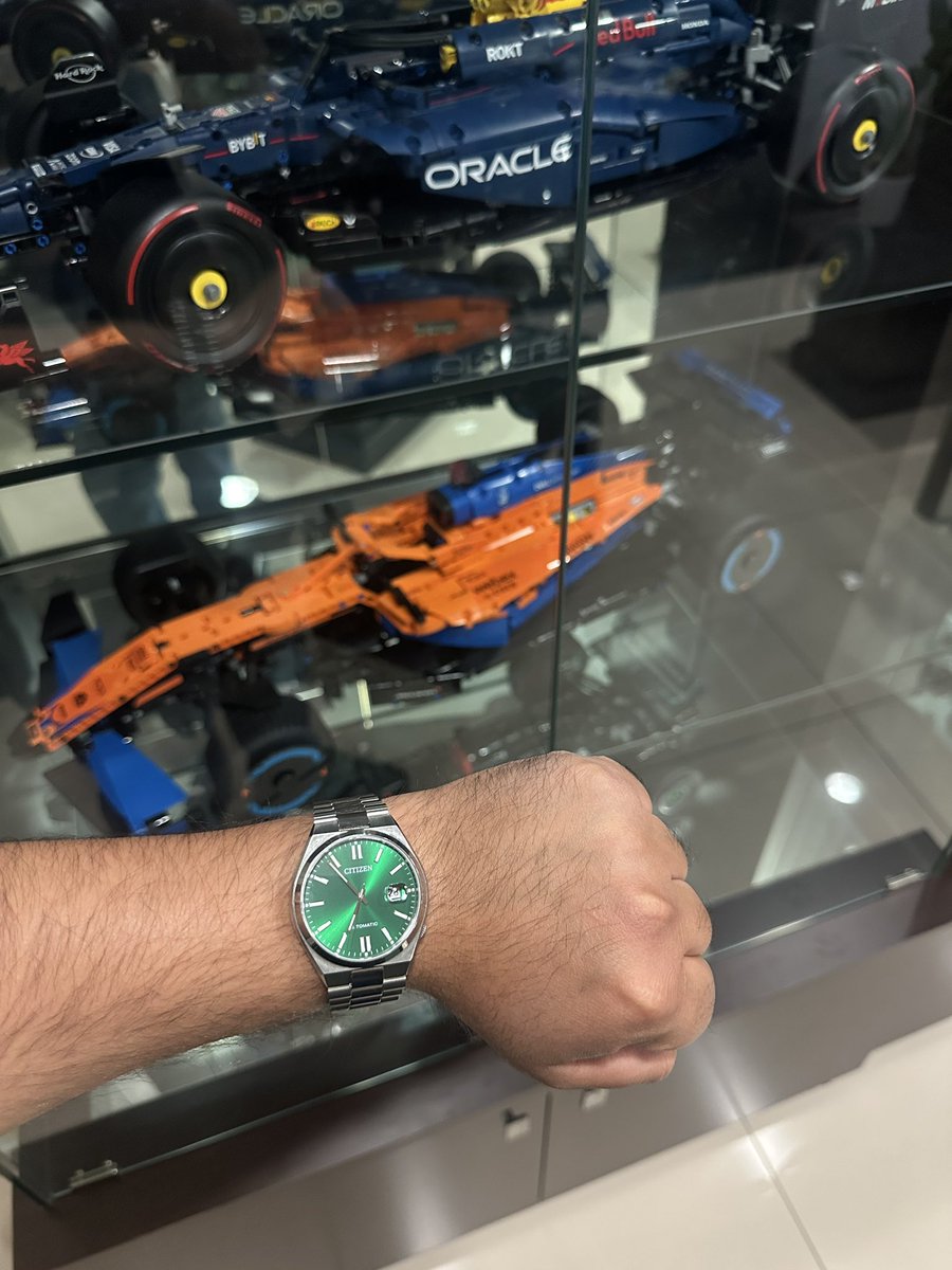ArdilAsln's tweet photo. Merhabalar, grupta bir çok arkadaşımız soruyor 1.5 aydır bileğimde görünüş olarak gayet yeterli şık bir saat sporda kullanılabilir dress watch olarakta kasası çabuk çizilebilir dikkatli olmanızı öneririm arada da bileğinizi çok hızlı sallarsanız torku hissettiriyor :) f/p 9 https://t.co/sbRwCDmUmV