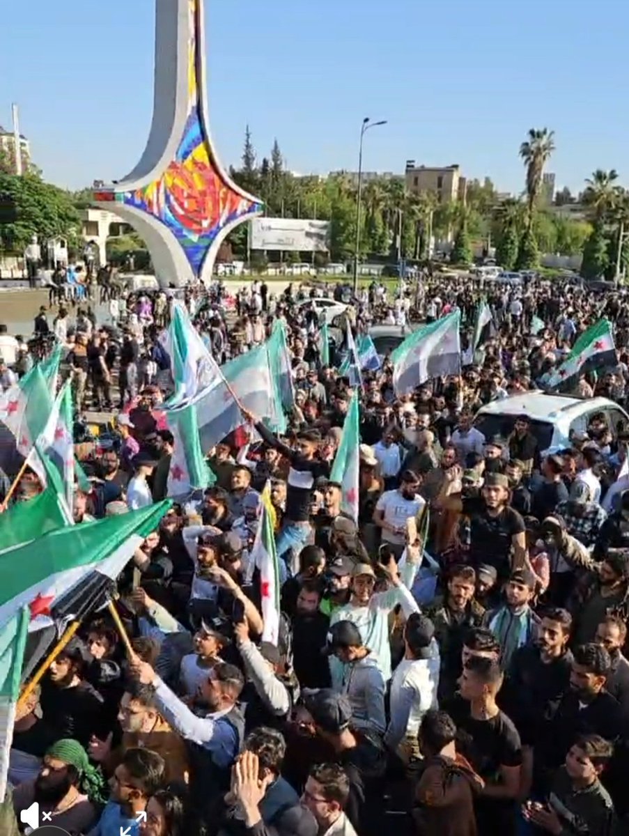 عشرات الآلاف من جميع المحافظات السورية يخرجون معتصمين بساحة الأمويين #بدمشق مطالبين بإطلاق سراح الأخ #عصام_بويضاني أبو همام  المعتقل في دولة #الإمارات_العربية_المتحدة لليوم الرابع على التوالي.

#الحرية_لعصام_بويضاني