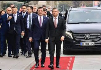 Hayal kurmuş iki ÇÜK 
(Çok Ünlü Kişi) 
Yalan desen onlarda dolan desen onlarda. 
Sorsan Biri sanki İstanbul'u Dünyanın en güzel Mega Kenti haline getirdim der.
Sorsan öbürü CHP yi en Medeni ve Türkiye Partisi yaptım der.
Acaba bu Ülkeye zarar vermeyi ne zaman bırakacaklar !!!