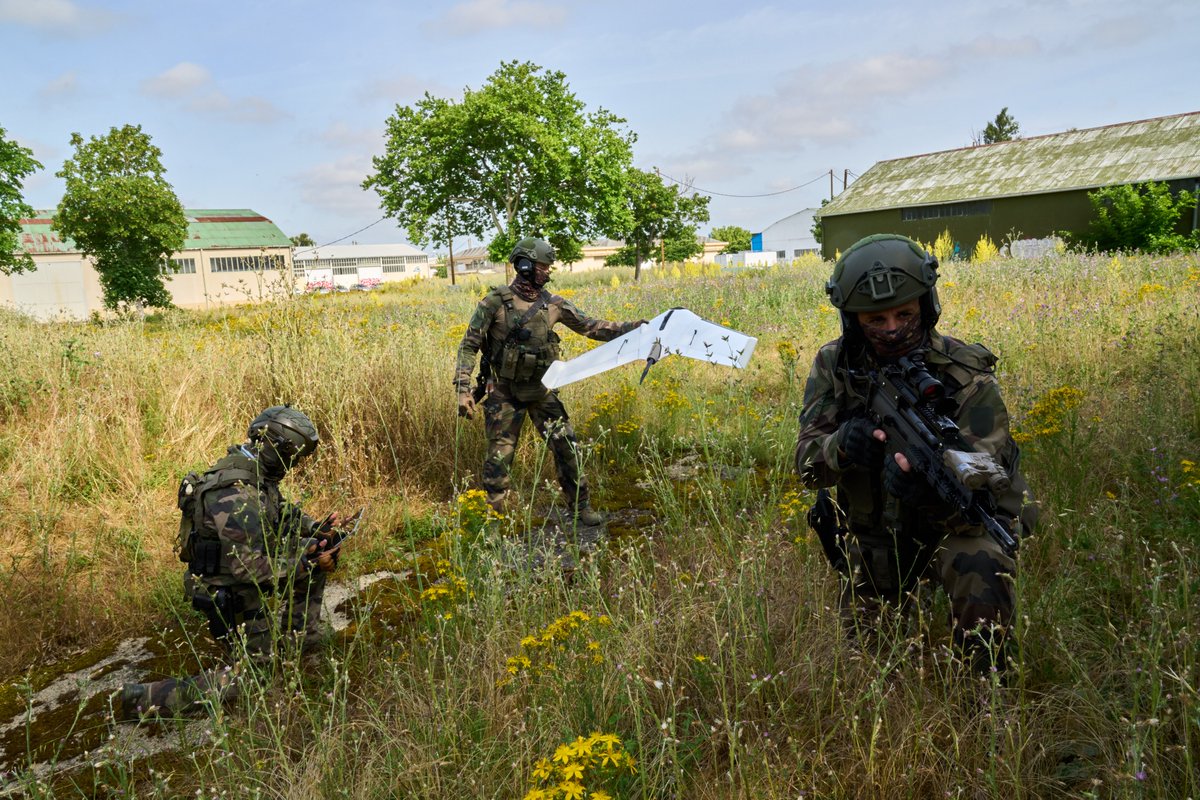 KNDS France (@knds_france) on Twitter photo MV25 - #OSKAR : la munition téléopérée française qui fait ses preuves au combat. Conçue à la demande de l’ <a href="/Agence_ID/">Agence Innovation Défense</a> et fruit du partenariat entre KNDS et Delair, elle incarne l’innovation en action. Le ministère des Armées (<a href="/Armees_Gouv/">Ministère des Armées</a>) l’a choisie pour fournir une capacité MV25 - #OSKAR : la munition téléopérée française qui fait ses preuves au combat. Conçue à la demande de l’ <a href="/Agence_ID/">Agence Innovation Défense</a> et fruit du partenariat entre KNDS et Delair, elle incarne l’innovation en action. Le ministère des Armées (<a href="/Armees_Gouv/">Ministère des Armées</a>) l’a choisie pour fournir une capacité