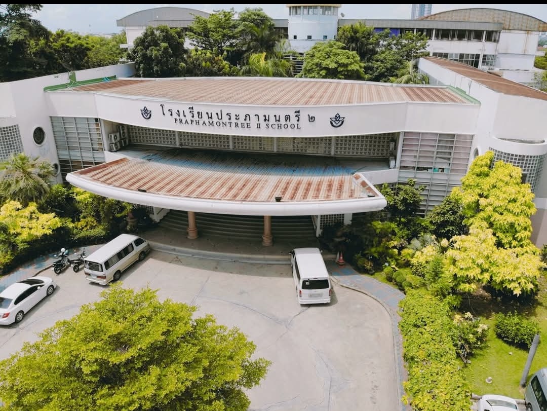 เอางี้ดีกว่าหลายคนยังคิดว่าน้องเรียนที่ บุรีรัมย์อยู่เลยไม่รู้ด้วยช้ำว่าลิซ่าเรียนโรงเรียนเอกชนที่กรุงเทพตั้งแต่อนุบาลจนถึงมัธยม