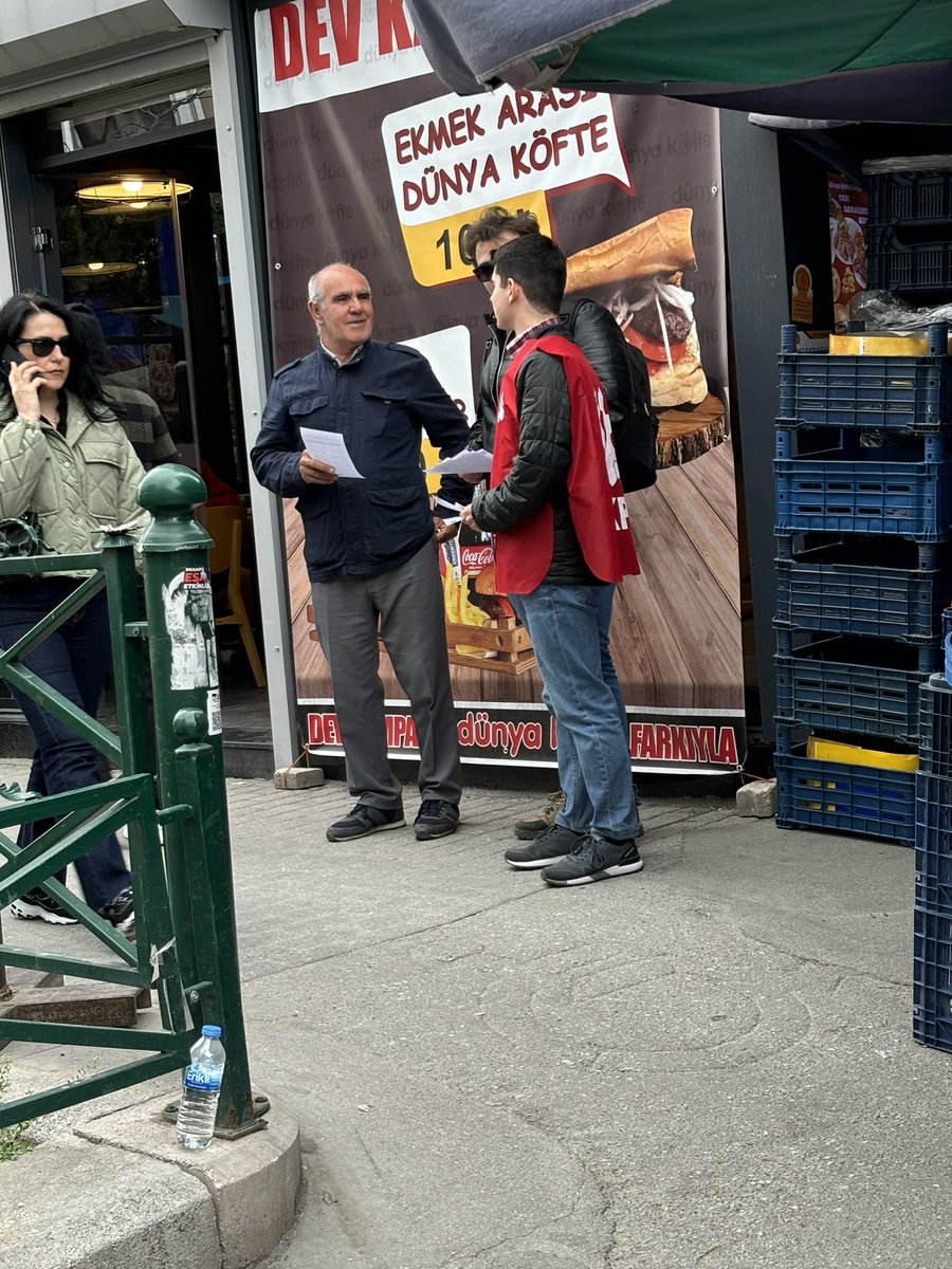 Bugün #Bağlar pazarında 1 Mayıs bildirilerimizi dağıttık, halkı 1 Mayıs'ta TKP saflarında olmaya çağırdık. 

Zorbaya, patrona diz çökmüyoruz. 

#1Mayıs'ta saat 10.00'da Atatürk Bulvarı Tramvay Durağı’nda olacağız.