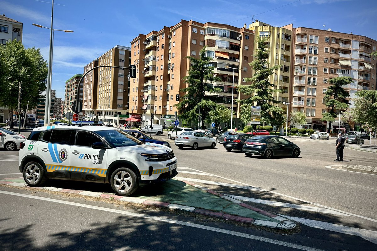 aytodebadajoz's tweet photo. El Ayuntamiento de #Badajoz ha activado el #PEMUBA en Situación 2 ante el apagón energético, poniéndose a disposición todos los servicios municipales.

El Alcalde y el equipo de gobierno trabajan desde el primer momento desde la Jefatura de Policía Local, donde se ha establecido el centro de mando.