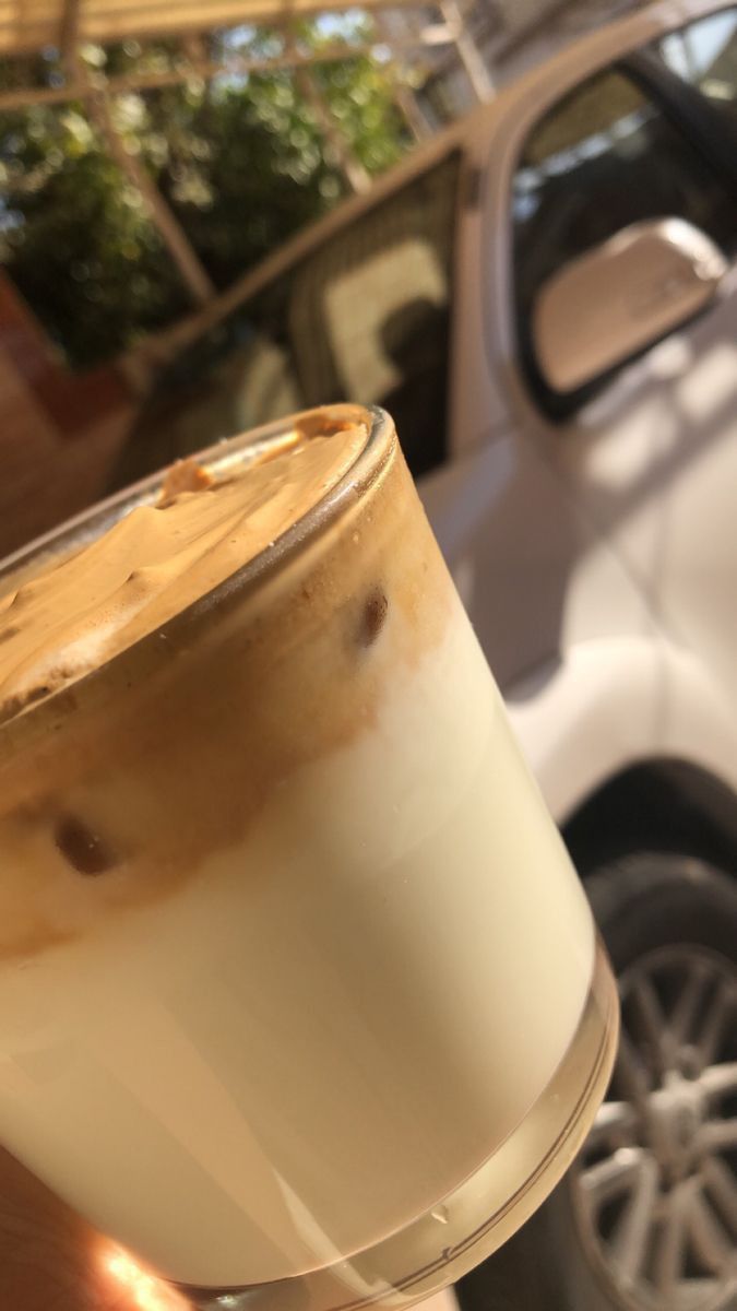 TheRealIsla54's tweet image. Sipping on a creamy Dalgona coffee while soaking in the sunshine ☕📷 #CoffeeLovers #SunshineVibes #WhippedCoffee #CoffeeBreak #AestheticDrinks #MorningMood #FoodieMoments
