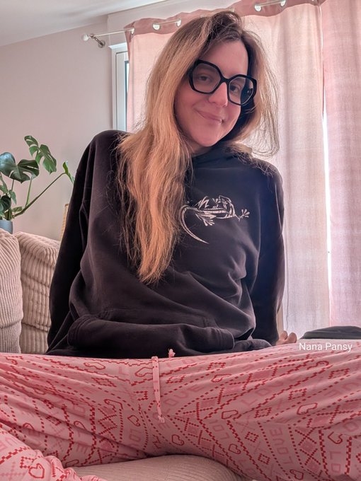 Nana❤Pansy - I drop my pants on my MYM and my Onlyfans. I've added content for foot fetishists on OF https://t.co/zQ0wWRkHdt https://t.co/k3vCGzPCgl