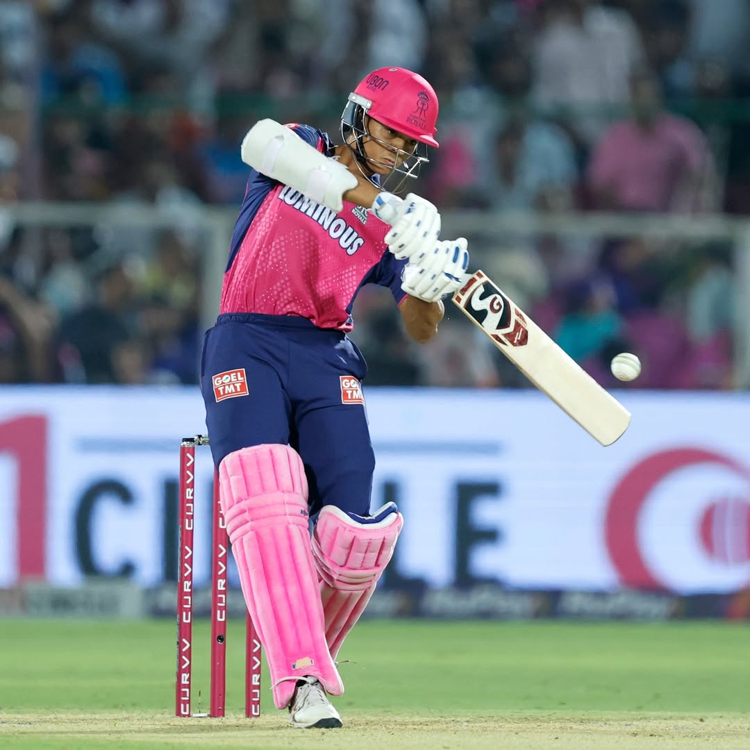 official_CWN's tweet photo. Yashasvi Jaiswal take the early charge batting 31 runs at  15 balls. 
#ipl2025 #gtvsrr #cricketwalanews https://t.co/zp7b7N1VZA