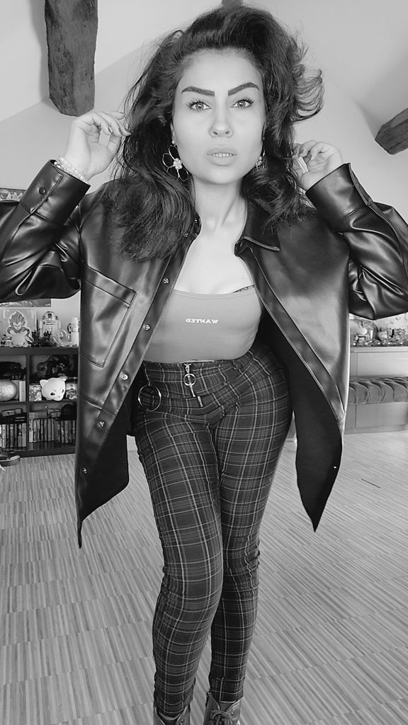 MooniaDg's tweet image. 🌙🌸✨️🌑✨️🌸🌙
.
.
#selﬁe #photo #geekette #geek #photography  #photo #model #mode #modele #modèle #style #makeup