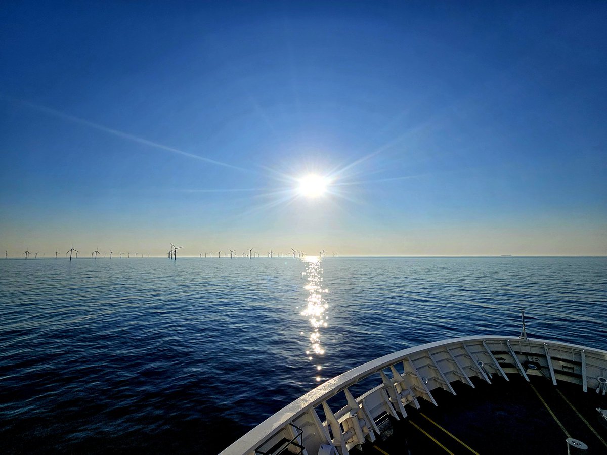 Spiegelglad was de zee gisterochtend vroeg terug van Newcastle naar IJmuiden.  Varend langs een 'wind op zee' park gaf dat haast een soort surrealistisch beeld. #DFDS