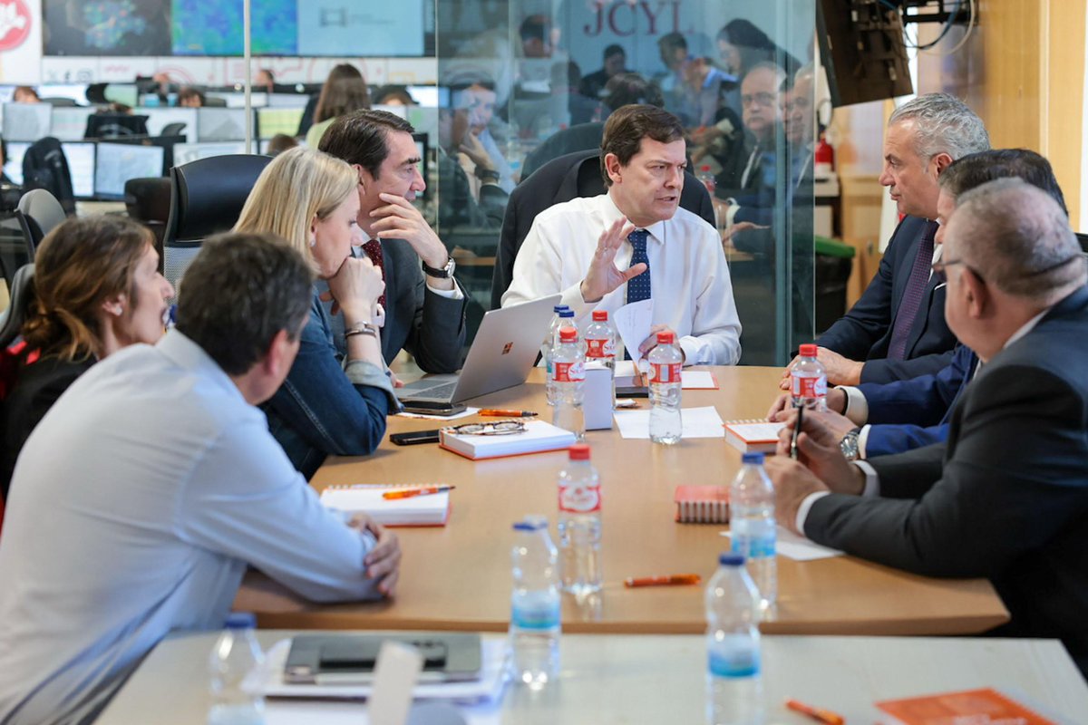 Seguimos reunidos en el CECOPI mientras se está recuperando paulatinamente el servicio eléctrico en Castilla y León. Estamos en permanente coordinación con los delegados territoriales, los gerentes de los hospitales y los gerentes provinciales de Servicios Sociales. También