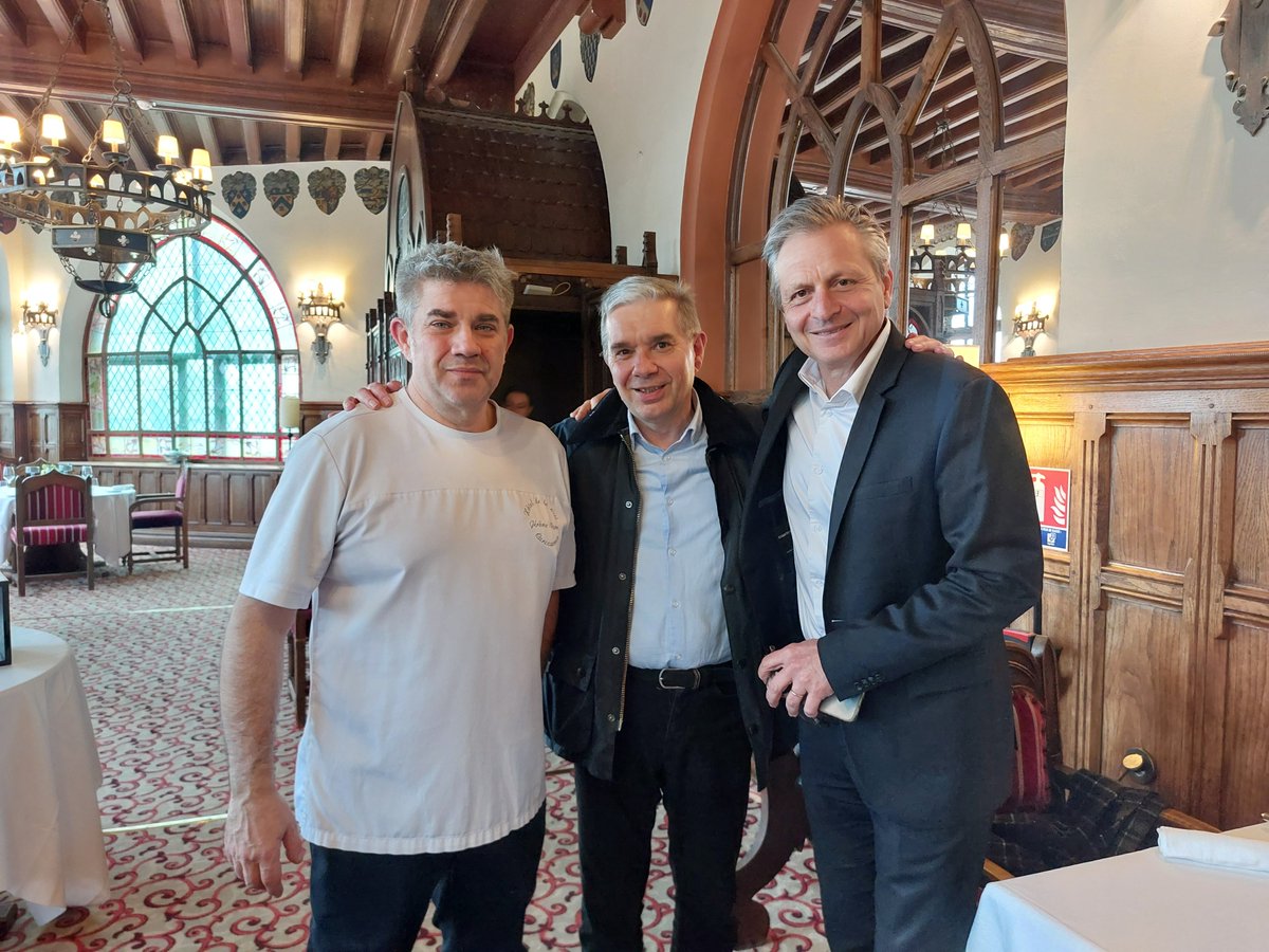 [Hôtel de la Cité de Carcassonne]
Très heureux d'avoir retrouvé le Chef cuisinier #JeromeRyon en compagnie du DG #XavierLablaude qui après avoir fait les beaux jours de l'hôtel de 2001 à 2011, dirige à nouveau ce fleuron de l'hôtellerie.
<a href="/TourismeCarca/">Tourisme Carcassonne 🏰</a> <a href="/otgrandcarca/">OTGrandCarcassonne</a>