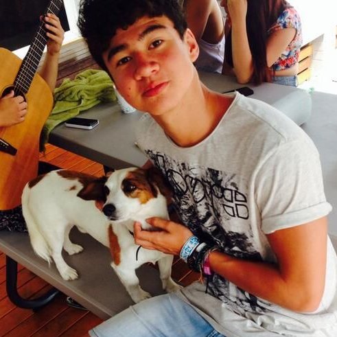 bad0mensbridge's tweet photo. calum hood and his love for dogs : a (very cute) thread https://t.co/jFnEU6Gdgs