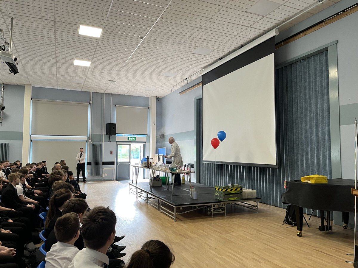 CroftonAcademy's tweet image. A great start to the week as we welcomed world famous (and brilliant!) Dr Szydlo (check out en.wikipedia.org/wiki/Andrew_Sz……) to the academy this morning to show our Year 7 &amp;amp; 8 pupils the wonders of chemistry. Amazing experiments taking place live on stage! #WeLoveScience #WeAreCrofton