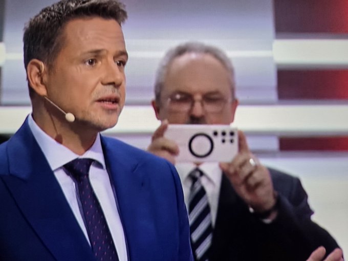 GpowCCZXUAADbvF?format=jpg&name=small