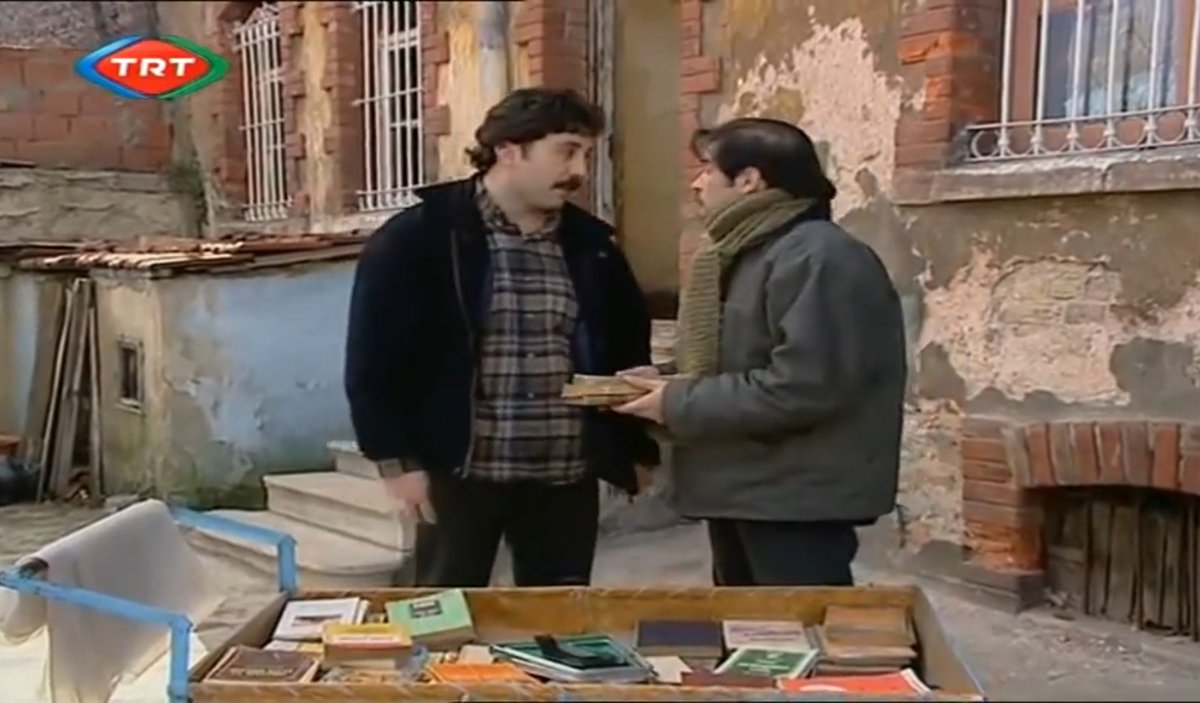 - Gözlerin parlıyor senin. 
+ Çok uzun baktığım yollardan bir ışık göründü, ondandır.  

🎬 Yeditepe İstanbul