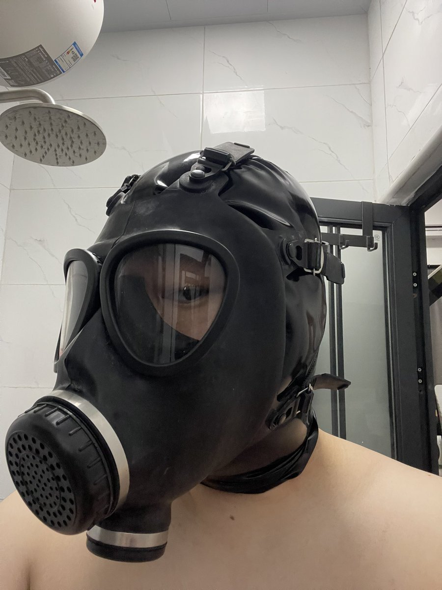 为什么我觉得这个乳胶头套配面具怪怪的