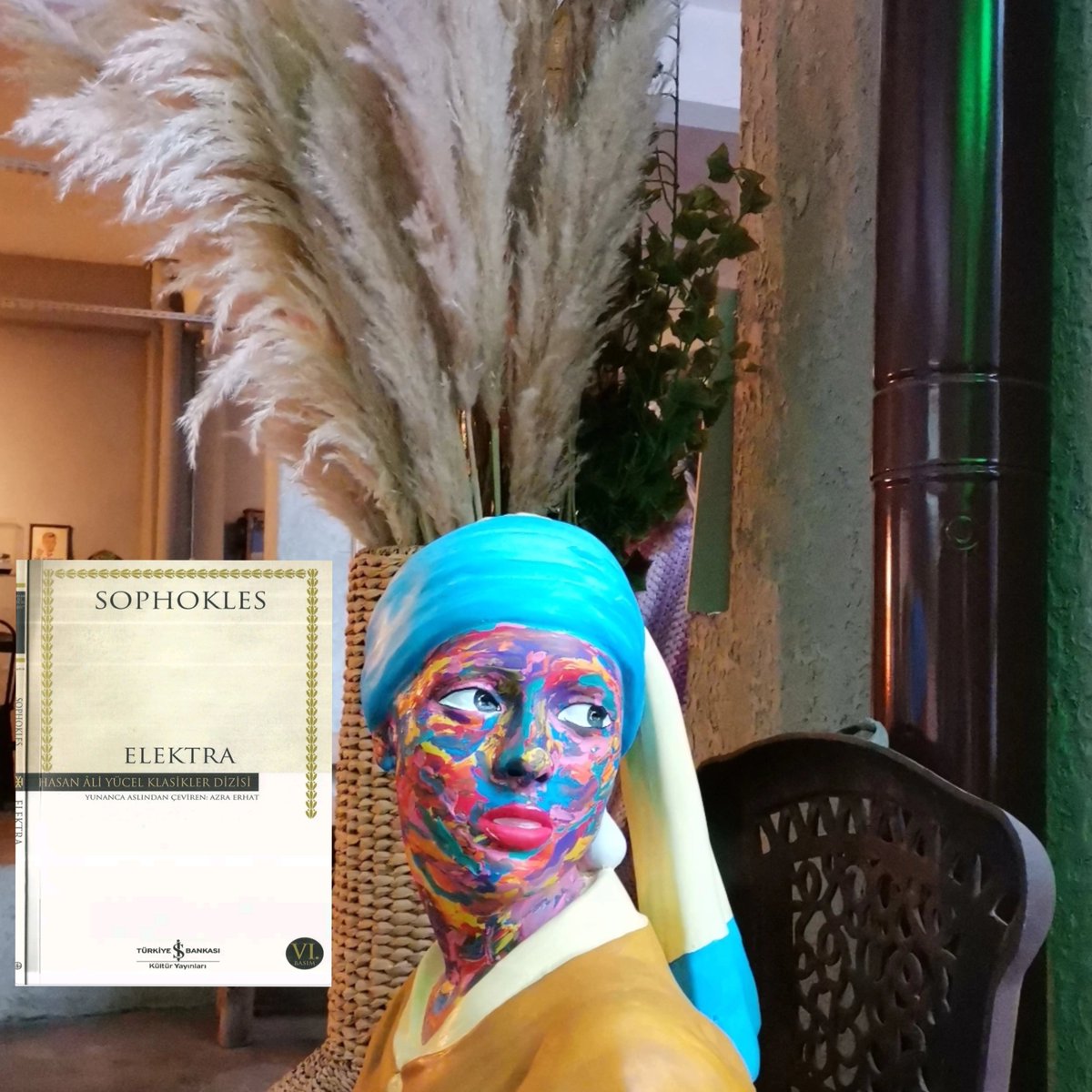 OkurrSessiz's tweet image. Merhaba. Bu ayın bir diğer okuduğum kitabı Sophokles&apos;in Elektra&apos;sı oldu.
Tragedya da babasının ölümüyle yas tutan Elektra&apos;nın yakarışları ve annesi ile giriştiği mücadeleleri anlatır.
Detaylı yorum için 👇
1000kitap.com/gonderi/272098…
#pdfbook #reklam değil!