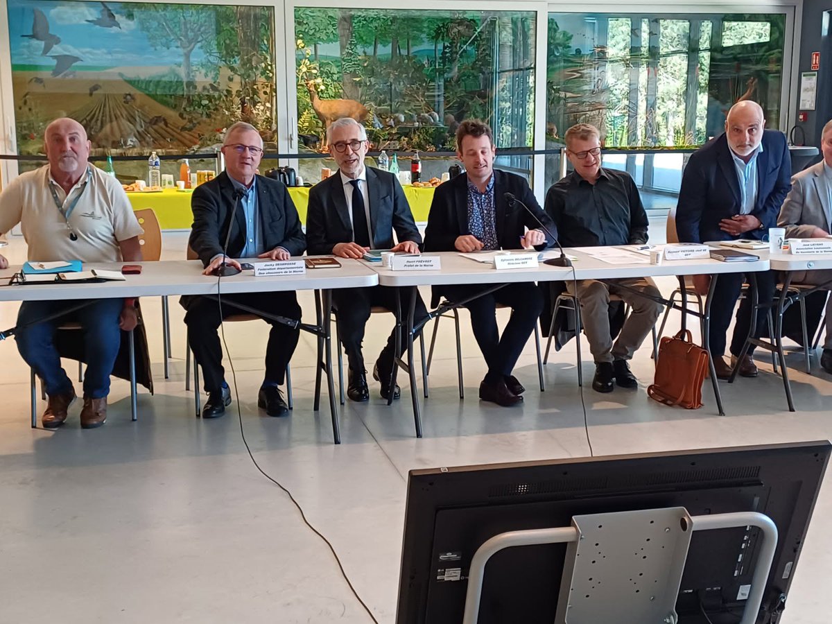 Prefet51's tweet photo. #Chasse
Le préfet Henri Prévost préside à la Maison de la chasse et de la faune sauvage à #Fagnières la Commission départementale de la chasse et de la faune sauvage #CDCFS, en présence de Jacky Desbrosses, président de la Fédération départementale des chasseurs de la Marne #FDCM51, des services et partenaires
A cette occasion a été approuvé le Schéma départemental de gestion cynégétique (SDGC) 2025-2031, fruit d'une large concertation avec les parties prenantes et partenaires et d'une consultation publique préalable
➡️un nouveau document-cadre qui fixe pour 6⃣ ans les lignes directrices en faveur d'une pratique raisonnée et durable de toutes les chasses, respectueuse de la qualité des espaces ruraux et de l’équilibre agro-sylvo-cynégétique du territoire marnais
Les #servicesdelEtat veilleront avec la Fédération et tous les acteurs du monde rural à une mise en oeuvre harmonieuse des mesures-phares du schéma : sécurité, équilibre des populations de grands gibiers, sauvegarde de la biodiversité, communication entre chasseurs et autres usagers de la nature...