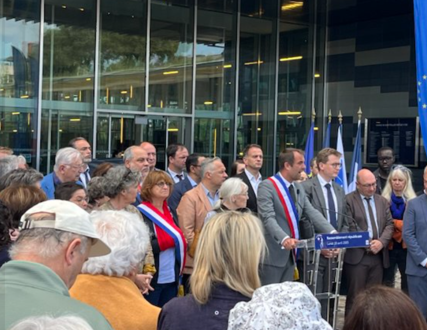 Rassemblement républicain pour dire non au rejet de l'autre,  à la haine et à la barbarie. Emotion perceptible, minute de silence et paroles très fortes de M. #FrançoisXavierLaush #Préfetdelhérault #libertédeconscience "Mon rôle est de vous protéger"