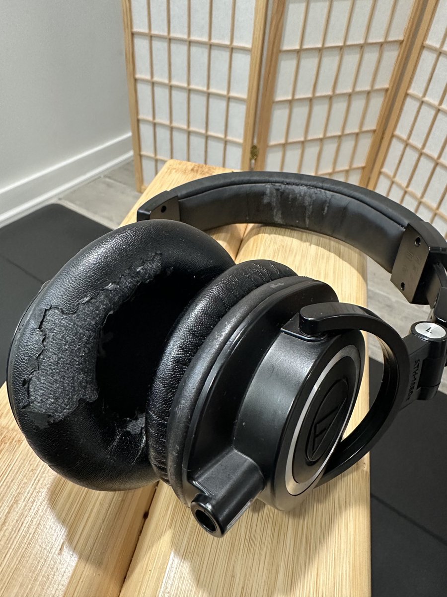 juansonmio's tweet photo. Audifonos audiotecnica 2 años 5 mil pesos aprox. Aun funcionan pero se estan descarapelando. La marca me gusta pero creo que cambiare porque 5 mil pesos es mucho dinero para dos navidades. #caducidadproductos #obsolecenciaprogramada https://t.co/XvVVccp69K