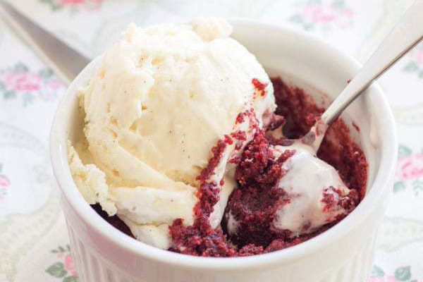 30 dessert recipes for two from <a href="/randomcreative/">Rose Clearfield</a>. Whip up a small-batch sweet treat for your next stay-in date night or special occasion dinner! Image: <a href="/CupcakeKaleChip/">Brianne Izzo | Cupcakes & Kale Chips</a> bit.ly/dessertrecipes… #dessertrecipes #datenight #dessertfortwo