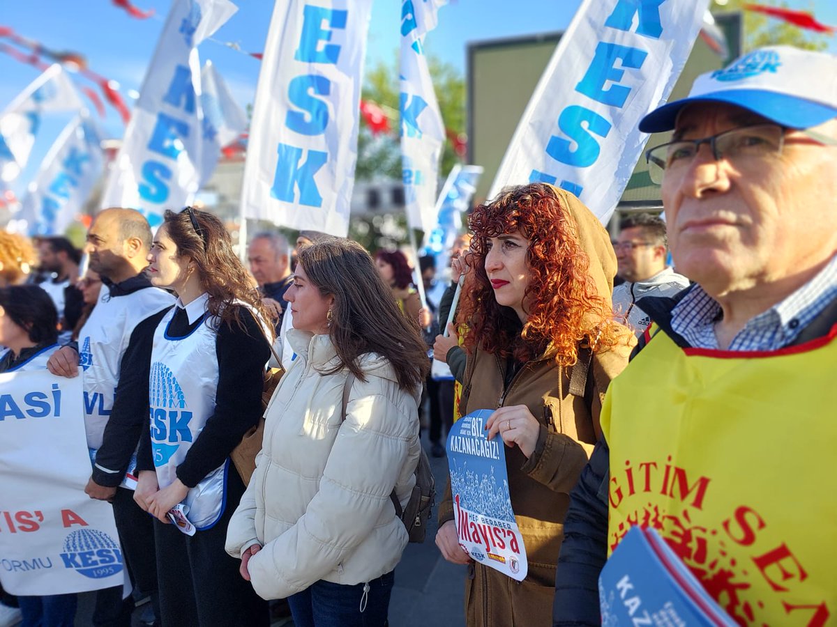 KESK Eş Genel Başkanı Ayfer Koçak, KESK İstanbul Şubeler Platformu üyeleri ile birlikte 1 Mayıs bildirilerini dağıttı:
📢Emek,Barış,Eşitlik,Özgürlük ve Adalet için ülkenin tüm meydanlarını, emekçilerin, kadınların, gençlerin birleşik ve kitlesel meydan okumasına dönüştürmek
İÇİN;