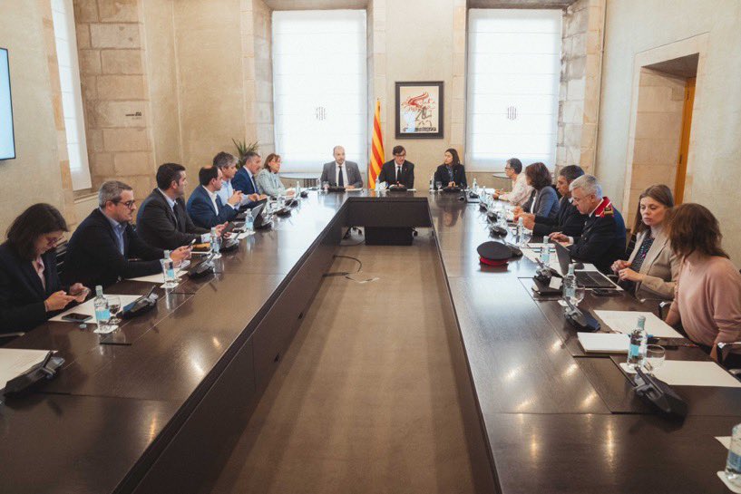 FactCheckCV's tweet image. Cataluña: 16 personas, carpetas, documentos, ordenadores, teléfonos...

València: 4 personas, solo dos tienen papeles, un walkie, bolis y gafas de sol.

Ser valenciano en la era Mazón es todo un ejercicio de autoestima.