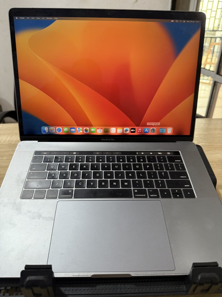 OluwaLargess's tweet image. Oya bring money and carry this 2017 Mac book pro … core i7 16/1TB … for 800k … slightly negotiable tho if you are serious in perfect working condition… thank you 🙏