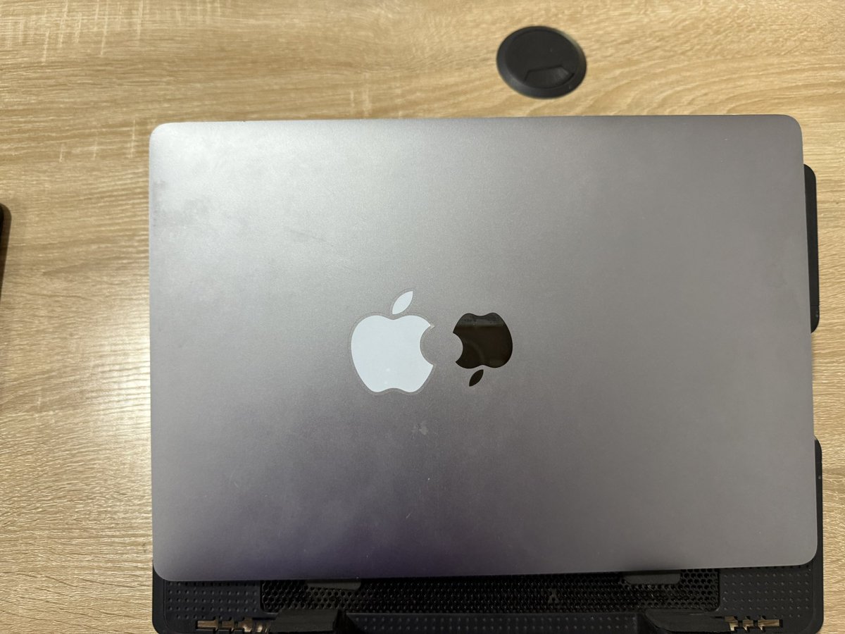 OluwaLargess's tweet image. Oya bring money and carry this 2017 Mac book pro … core i7 16/1TB … for 800k … slightly negotiable tho if you are serious in perfect working condition… thank you 🙏