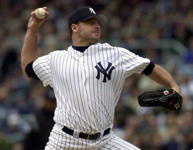 おはようございます😃
N-BOXおじさんDEATH😈
猫が車に乗って傷を付ける案件に悩まされているサターン😈
超音波を発する猫避け2台設置し、臭いで来なくするのを散布するも効果無し‥
もう外見など気にしてられん！猫避けシートと水を入れたペットボトルをボンネット周りに置こう‥
堪忍してクレメンス🤤